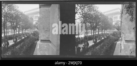 Défilé du roi d'Espagne : avenue de l'Arc de Triomphe, Paris (VIIIème arr.) Photographie d'Alfredo Saldivar. Vue stéréoscopique : négatif sur plaque de verre avec gélatino bromure d'argent. Paris, musée Carnavalet. STÉRÉO 100509-28, VUE STEREOSCOPIQUE Banque D'Images