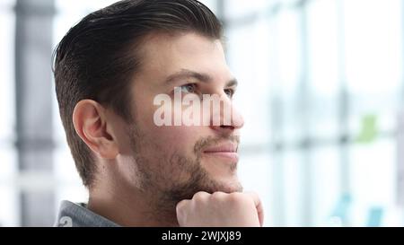 Le visage de l'homme regarde en gros plan Banque D'Images