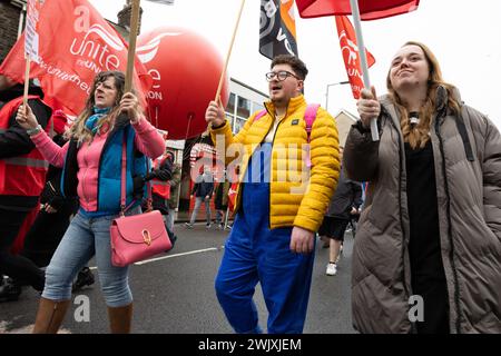 Port Talbot, pays de Galles, Royaume-Uni. 17 février 2024. Les participants au rallye et défilent à travers Port Talbot. Crédit : Sean Pursey/Alamy Live News Banque D'Images