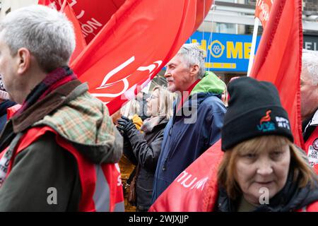 Port Talbot, pays de Galles, Royaume-Uni. 17 février 2024. Les participants au rallye et défilent à travers Port Talbot. Crédit : Sean Pursey/Alamy Live News Banque D'Images