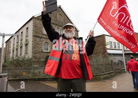 Port Talbot, pays de Galles, Royaume-Uni. 17 février 2024. Les participants au rallye et défilent à travers Port Talbot. Crédit : Sean Pursey/Alamy Live News Banque D'Images