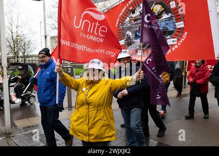 Port Talbot, pays de Galles, Royaume-Uni. 17 février 2024. Les participants au rallye et défilent à travers Port Talbot. Crédit : Sean Pursey/Alamy Live News Banque D'Images