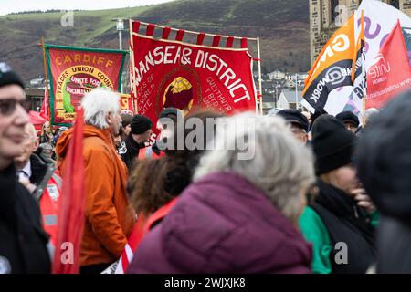 Port Talbot, pays de Galles, Royaume-Uni. 17 février 2024. Les participants au rallye et défilent à travers Port Talbot. Crédit : Sean Pursey/Alamy Live News Banque D'Images