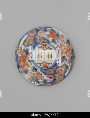 Arita (Centre de production en céramique), couvercle de bol avec décor Imari (nom commun). Céramique, porcelaine, émaux polychromes : bleu cobalt sous glaçure, rouge fer sur glaçure, dorure. Petit Palais, Musée des Beaux-Arts de la ville de Paris. Banque D'Images