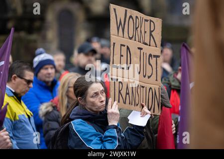 Port Talbot, pays de Galles, Royaume-Uni. 17 février 2024. Les participants au rallye et défilent à travers Port Talbot. Crédit : Sean Pursey/Alamy Live News Banque D'Images