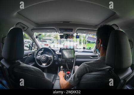 (240217) -- GUANGZHOU, 17 février 2024 (Xinhua) -- un taxi autonome, exploité par la société chinoise de véhicules autonomes Pony.ai, court sur une route dans le district de Nansha de Guangzhou, province du Guangdong du sud de la Chine, 15 juin 2022. Le Guangdong-Hong Kong-Macao Greater Bay Area, un groupe de villes, est l'une des zones les plus ouvertes de Chine avec une vitalité économique. La plus grande zone de baie est composée de neuf villes dans la province de Guangdong, y compris Guangzhou, Shenzhen, Zhuhai, Foshan, Huizhou, Dongguan, Zhongshan, Jiangmen et Zhaoqing, et deux régions administratives spéciales de Hong Kong et Macao. (Xinhua/ Banque D'Images