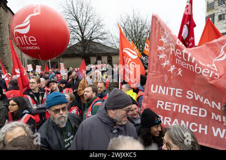 Port Talbot, pays de Galles, Royaume-Uni. 17 février 2024. Les participants au rallye et défilent à travers Port Talbot. Crédit : Sean Pursey/Alamy Live News Banque D'Images