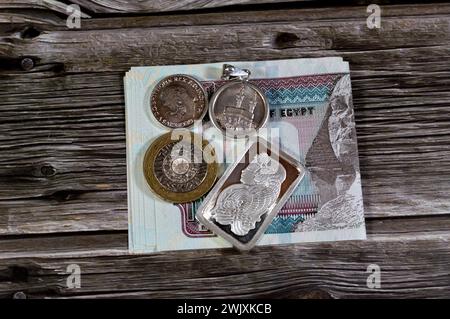 Deux pièces de livres sterling britanniques, livres égyptiennes argent comptant avec argent barre d'once de métal précieux d'argent pur, livre islamique caractéristiques Kaaba, Masjid Banque D'Images