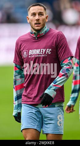 Turf Moor, Burnley, Lancashire, Royaume-Uni. 17 février 2024. Premier League Football, Burnley versus Arsenal ; Josh Brownhill de Burnley Credit : action plus Sports/Alamy Live News Banque D'Images