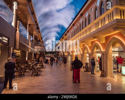 Vue générale de la Galleria Euribia (zone commerçante) sur le pont Ocean Cay sur le MSC Euribia naviguant en Europe du Nord (juillet 2023). Banque D'Images