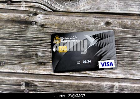 Le Caire, Egypte, 12 février 2024 : Banque Misr ou Egypt Bank carte VISA DE paiement électronique pour les transactions domestiques en Egypte, co-fondateur de la banque égyptienne Banque D'Images