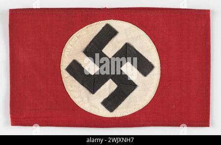 Brassard du parti nazi. Tissu transparent et cousu à la machine. 1933-1945. Musée général Leclerc de Hauteclocque et de la libération de Paris, Musée Jean Moulin. 78981-1 Brassard, Cross rangee, guerre 1939-1945, guerre 39-45, national-socialisme, nazisme, Parti nazi, seconde Guerre mondiale, symbole nazi, nazi Banque D'Images