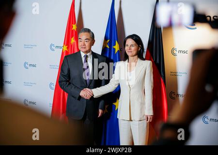 Munich, Deutschland. 17 février 2024. 60e Conférence de Munich sur la sécurité. Annalena Baerbock (Buendnis 90/les Verts), ministre fédérale des Affaires étrangères, rencontre le ministre chinois des Affaires étrangères, Wang Yi. Munich, le 17 février 2024. Photographié pour le compte du Foreign Office Credit : dpa/Alamy Live News Banque D'Images