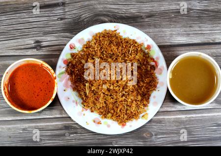 Oignons frits, épices et sauce aux poivrons appelée sauce shatta et vinaigre de cumin, également appelée sauce Dakkah, faite de vinaigre blanc, cumin moulu, g écrasé Banque D'Images