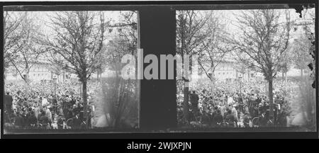 Défilé du roi d'Espagne : avenue de l'Arc de Triomphe, Paris (VIIIème arr.) Photographie d'Alfredo Saldivar. Vue stéréoscopique : négatif sur plaque de verre avec gélatino bromure d'argent. Paris, musée Carnavalet. STÉRÉO 100510-12, VUE STEREOSCOPIQUE Banque D'Images