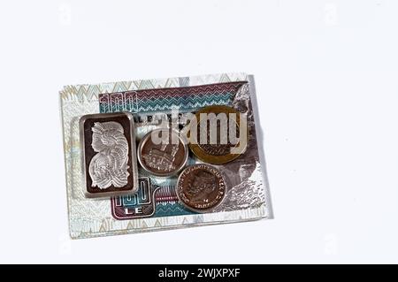Deux pièces de livres sterling britanniques, livres égyptiennes argent comptant avec argent barre d'once de métal précieux d'argent pur, livre islamique caractéristiques Kaaba, Masjid Banque D'Images