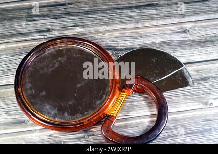 Miroir à main cassé, verre de miroir fissuré, écrasé endommagé, un miroir est un objet qui reflète une image, également appelé verre de regard, miroir inversé Banque D'Images