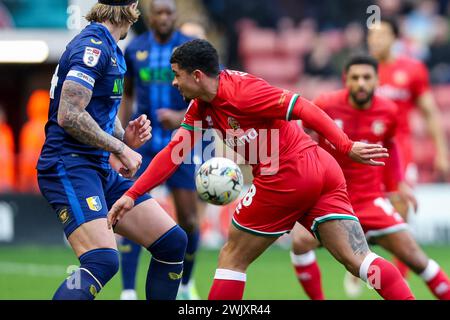 Walsall, Royaume-Uni. 17 février 2024. Josh Gordon de Walsall en action lors du match EFL Sky Bet League 2 entre Walsall et Mansfield Town au Poundland Bescot Stadium, Walsall, Angleterre, le 17 février 2024. Photo de Stuart Leggett. Utilisation éditoriale uniquement, licence requise pour une utilisation commerciale. Aucune utilisation dans les Paris, les jeux ou les publications d'un club/ligue/joueur. Crédit : UK Sports pics Ltd/Alamy Live News Banque D'Images