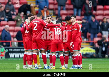 Walsall, Royaume-Uni. 17 février 2024. L'équipe de Walsall se caucasse avant le coup d'envoi lors du match EFL Sky Bet League 2 entre Walsall et Mansfield Town au Poundland Bescot Stadium, Walsall, Angleterre, le 17 février 2024. Photo de Stuart Leggett. Utilisation éditoriale uniquement, licence requise pour une utilisation commerciale. Aucune utilisation dans les Paris, les jeux ou les publications d'un club/ligue/joueur. Crédit : UK Sports pics Ltd/Alamy Live News Banque D'Images