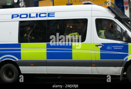 Londres, Royaume-Uni. 17 février 2024. MET la police protège l'ambassade d'Israël à Kensington alors que les manifestants se rassemblent pour la marche palestinienne. Crédit : Brian Minkoff/Alamy Live News Banque D'Images