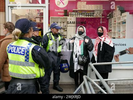 Londres, Royaume-Uni. 17 février 2024. MET la police protège l'ambassade d'Israël à Kensington alors que les manifestants se rassemblent pour la marche palestinienne. Crédit : Brian Minkoff/Alamy Live News Banque D'Images