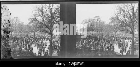 Défilé du roi d'Espagne : avenue de l'Arc de Triomphe, Paris (VIIIème arr.) Photographie d'Alfredo Saldivar. Vue stéréoscopique : négatif sur plaque de verre avec gélatino bromure d'argent. Paris, musée Carnavalet. STÉRÉO 100510-8, VUE STEREOSCOPIQUE Banque D'Images