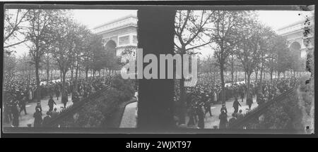 Défilé du roi d'Espagne : avenue de l'Arc de Triomphe, Paris (VIIIème arr.) Photographie d'Alfredo Saldivar. Vue stéréoscopique : négatif sur plaque de verre avec gélatino bromure d'argent. Paris, musée Carnavalet. STÉRÉO 100509-29, VUE STEREOSCOPIQUE Banque D'Images