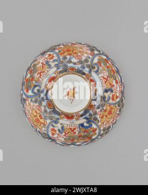 Arita (Centre de production en céramique), couvercle de bol avec décor Imari (nom commun). Céramique, porcelaine, émaux polychromes : bleu cobalt sous couverture, rouge sur couvert, dorure. Petit Palais, Musée des Beaux-Arts de la ville de Paris. Banque D'Images