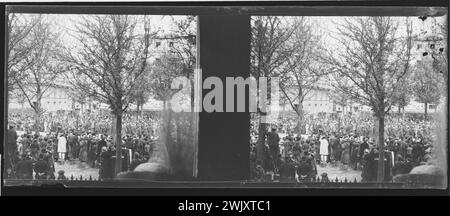 Défilé du roi d'Espagne : avenue de l'Arc de Triomphe, Paris (VIIIème arr.) Photographie d'Alfredo Saldivar. Vue stéréoscopique : négatif sur plaque de verre avec gélatino bromure d'argent. Paris, musée Carnavalet. STÉRÉO 100510-14, VUE STEREOSCOPIQUE Banque D'Images