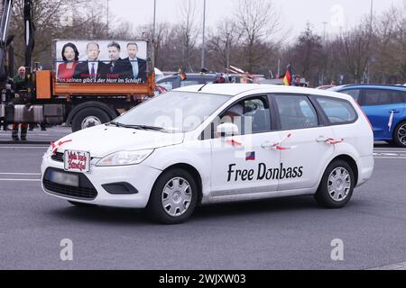 17 février 2024, Rhénanie-du-Nord-Westphalie, Duesseldorf : une voiture portant l'inscription « Donbass libre » est sur la route lors d'une manifestation contre le gouvernement allemand à Düsseldorf. L'alliance "DEMO 2,0 - ensemble pour un avenir sûr" prévoit de manifester à Düsseldorf sous la forme d'un rassemblement de 24 heures. Avec un nombre attendu de 1700 tracteurs, camions et voitures, il y aura également un défilé de véhicules samedi et dimanche. Les points de rassemblement seront les parkings du salon. Le cortège doit débuter à 16 h le samedi. Photo : David Young/dpa - ATTENTION : personne(s) a(ont) été pixélisée(s) Banque D'Images