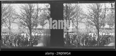 Défilé du roi d'Espagne : avenue de l'Arc de Triomphe, Paris (VIIIème arr.) Photographie d'Alfredo Saldivar. Vue stéréoscopique : négatif sur plaque de verre avec gélatino bromure d'argent. Paris, musée Carnavalet. STÉRÉO 100510-16, VUE STEREOSCOPIQUE Banque D'Images