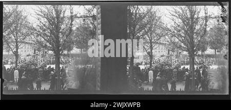 Défilé du roi d'Espagne : avenue de l'Arc de Triomphe, Paris (VIIIème arr.) Photographie d'Alfredo Saldivar. Vue stéréoscopique : négatif sur plaque de verre avec gélatino bromure d'argent. Paris, musée Carnavalet. STÉRÉO 100510-10, VUE STEREOSCOPIQUE Banque D'Images