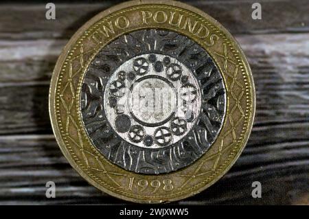 Deux pièces de 1998 livres sterling britanniques représentent la reine Elizabeth II sur l'avers et quatre cercles concentriques représentant l'âge du fer, Rév. Industrielle Banque D'Images