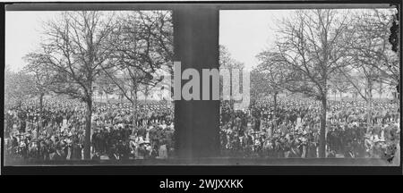 Défilé du roi d'Espagne : avenue de l'Arc de Triomphe, Paris (VIIIème arr.) Photographie d'Alfredo Saldivar. Vue stéréoscopique : négatif sur plaque de verre avec gélatino bromure d'argent. Paris, musée Carnavalet. STÉRÉO 100510-11, VUE STEREOSCOPIQUE Banque D'Images