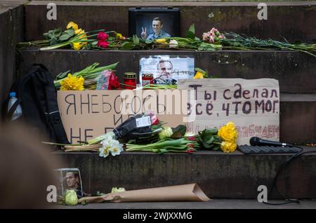 Stuttgart, Allemagne. 17 février 2024. Les gens déposent des fleurs, des bougies et des écrits sur la Schillerplatz de Stuttgart après la mort d'Alexei Navalny. Navalny est mort le 16.02.2024 à l'âge de 47 ans dans un camp de prisonniers sibérien, selon le pouvoir judiciaire. Crédit : Christoph Schmidt/dpa/Alamy Live News Banque D'Images