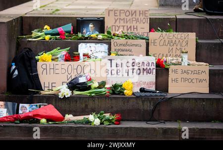 Stuttgart, Allemagne. 17 février 2024. Fleurs, bougies et lettrage se trouvent sur la Schillerplatz à Stuttgart après la mort d'Alexei Navalny. Navalny est mort le 16.02.2024 à l'âge de 47 ans dans un camp de prisonniers sibérien, selon le pouvoir judiciaire. Crédit : Christoph Schmidt/dpa/Alamy Live News Banque D'Images