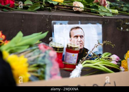 Stuttgart, Allemagne. 17 février 2024. Fleurs, bougies et lettrage se trouvent sur la Schillerplatz à Stuttgart après la mort d'Alexei Navalny. Navalny est mort le 16.02.2024 à l'âge de 47 ans dans un camp de prisonniers sibérien, selon le pouvoir judiciaire. Crédit : Christoph Schmidt/dpa/Alamy Live News Banque D'Images