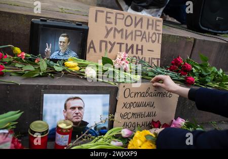 Stuttgart, Allemagne. 17 février 2024. Les gens déposent des fleurs, des bougies et des écrits sur la Schillerplatz de Stuttgart après la mort d'Alexei Navalny. Navalny est mort le 16.02.2024 à l'âge de 47 ans dans un camp de prisonniers sibérien, selon le pouvoir judiciaire. Crédit : Christoph Schmidt/dpa/Alamy Live News Banque D'Images