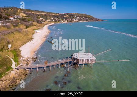 Trabocco Punta Rocciosa une maison de pêche traditionnelle en bois. Fossacesia, Chieti, Abruzzes, Italie, Europe. Banque D'Images