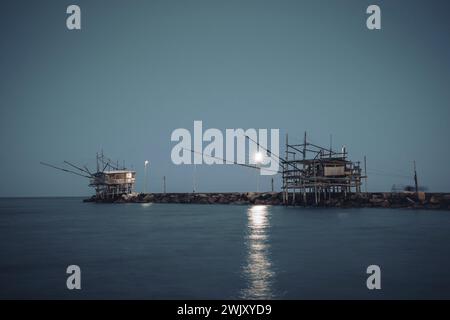 Trabocco San Giacomo e Vento di Scirocco une maison de pêche traditionnelle en bois. San Vito Chietino, Chieti, Abruzzes, Italie, Europe. Banque D'Images