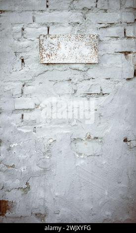 Vieux fond de texture de mur de brique et de plâtre. Surface murale peinte en mauvais état. Façade de bâtiment en désordre avec plâtre endommagé. Vieux mur de briques cassé fait Banque D'Images