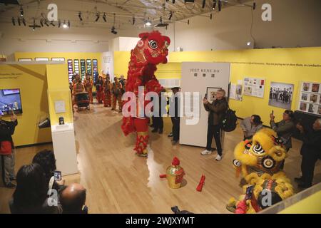 San Francisco, États-Unis. 16 février 2024. Les gens regardent un spectacle de danse du lion au Musée de la Société historique chinoise d'Amérique au Chinatown à San Francisco, aux États-Unis, le 16 février 2024. Un événement de trois jours célébrant le nouvel an lunaire chinois a débuté ici vendredi. Crédit : Liu Yilin/Xinhua/Alamy Live News Banque D'Images