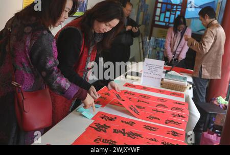 San Francisco, États-Unis. 16 février 2024. Les gens choisissent des couplets au Musée de la Société historique chinoise d'Amérique au Chinatown à San Francisco, aux États-Unis, le 16 février 2024. Un événement de trois jours célébrant le nouvel an lunaire chinois a débuté ici vendredi. Crédit : Liu Yilin/Xinhua/Alamy Live News Banque D'Images