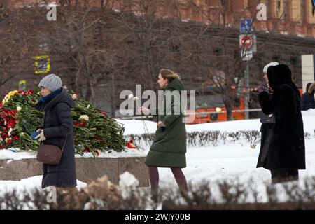 Moscou, Russie. 17 février 2024. Certains citoyens déposent des fleurs sur la pierre de Solovetsky pour commémorer le leader de l'opposition russe Alexei Navalny après sa mort dans une colonie pénitentiaire où il purgeait sa peine, à Moscou, en Russie. Crédit : Nikolay Vinokurov/Alamy Live News Banque D'Images