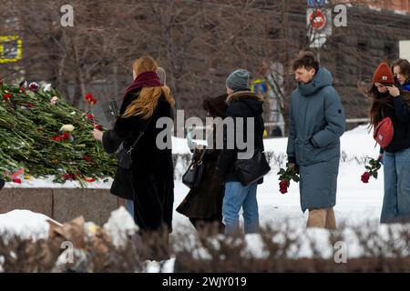 Moscou, Russie. 17 février 2024. Certains citoyens déposent des fleurs sur la pierre de Solovetsky pour commémorer le leader de l'opposition russe Alexei Navalny après sa mort dans une colonie pénitentiaire où il purgeait sa peine, à Moscou, en Russie. Crédit : Nikolay Vinokurov/Alamy Live News Banque D'Images