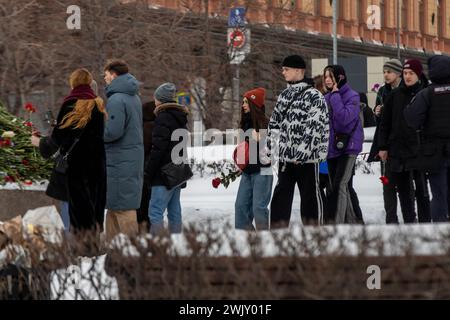 Moscou, Russie. 17 février 2024. Certains citoyens déposent des fleurs sur la pierre de Solovetsky pour commémorer le leader de l'opposition russe Alexei Navalny après sa mort dans une colonie pénitentiaire où il purgeait sa peine, à Moscou, en Russie. Crédit : Nikolay Vinokurov/Alamy Live News Banque D'Images