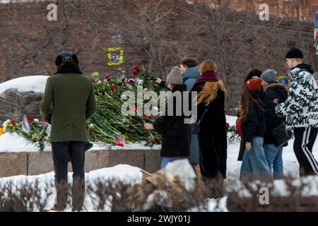 Moscou, Russie. 17 février 2024. Certains citoyens déposent des fleurs sur la pierre de Solovetsky pour commémorer le leader de l'opposition russe Alexei Navalny après sa mort dans une colonie pénitentiaire où il purgeait sa peine, à Moscou, en Russie. Crédit : Nikolay Vinokurov/Alamy Live News Banque D'Images