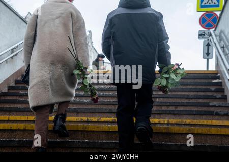 Moscou, Russie. 17 février 2024. Certains citoyens déposent des fleurs sur la pierre de Solovetsky pour commémorer le leader de l'opposition russe Alexei Navalny après sa mort dans une colonie pénitentiaire où il purgeait sa peine, à Moscou, en Russie. Crédit : Nikolay Vinokurov/Alamy Live News Banque D'Images