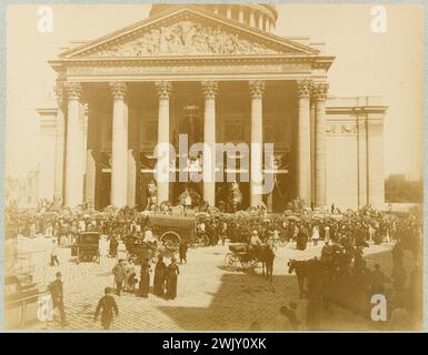 Funérailles Victor Hugo : vue de l'entrée du Panthéon depuis la place du Panthéon'. Photographie anonyme. Dessiner sur papier albumine, après restauration. Paris (5e arr.), 1er juin 1885. Maison de Victor Hugo. 101617-26 deuil national, écrivain français, enterrement, funérailles, obseques, panthéon, restauration, restoir dessin, 5ème 5ème 5ème 5ème arrondissement, 19ème XIX 19ème 19ème 19ème siècle Banque D'Images