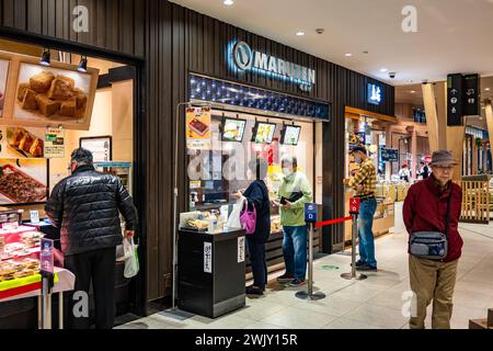 Les gens font du shopping dans les magasins de snacks locaux. Moriya, Japon. Banque D'Images